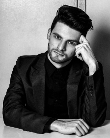 体育老师让女生做深蹲给他看 体育老师让女生做深蹲给他看